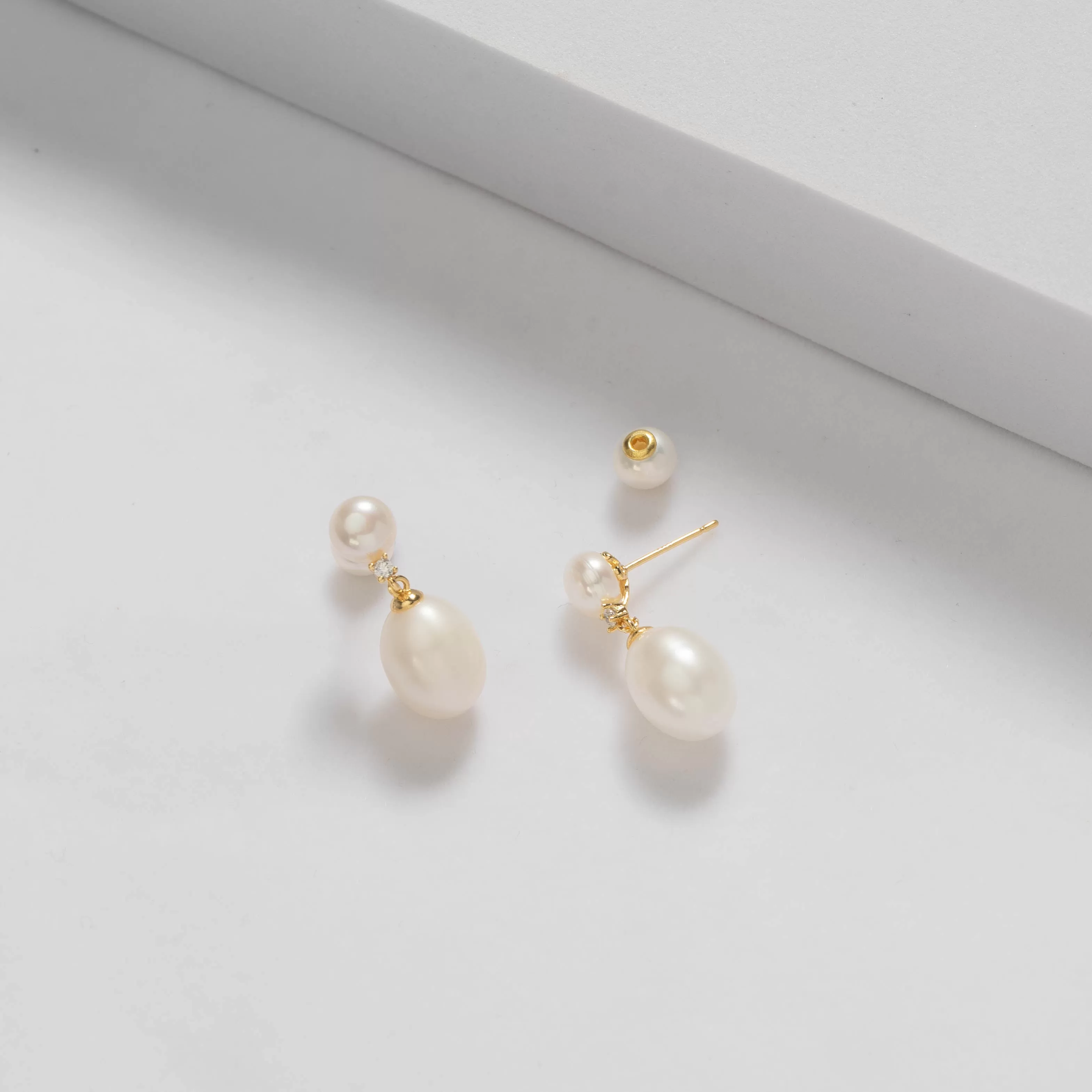 Elegant Freshwater Pearl Earrings WE00560